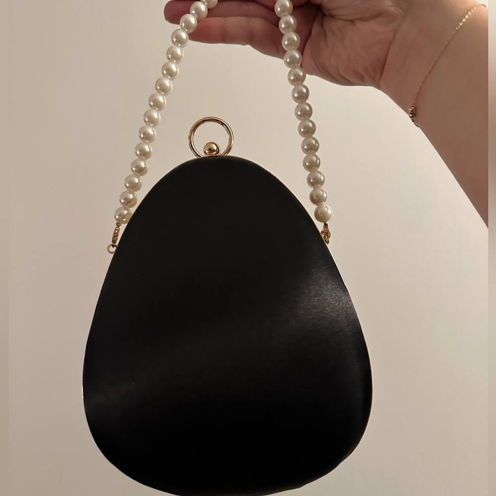 structured clutch black satin pearl gold chain and ring handle - Picture 10 of 17
